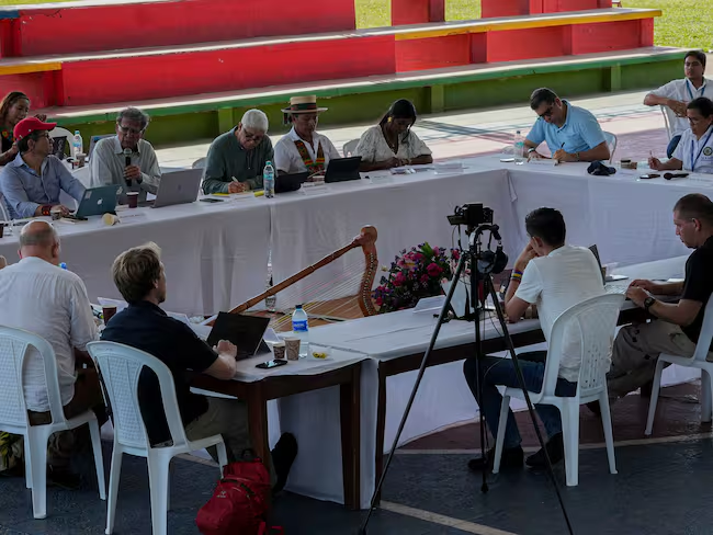 Delegaciones de paz del Gobierno y bloques y frentes liderados por alias 'Calarcá' Foto: caracol radio