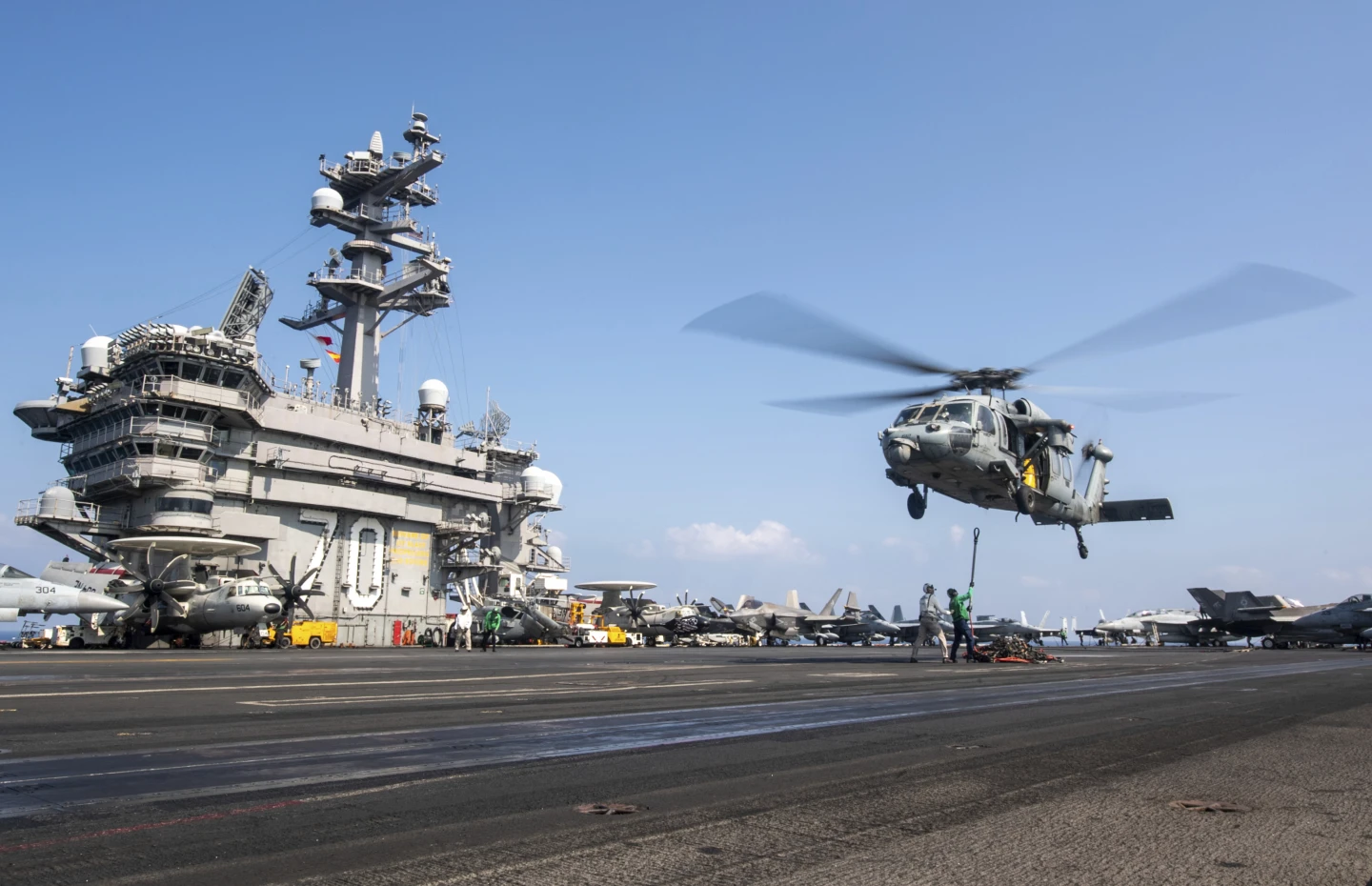 Esta imagen publicada por la Armada de Estados Unidos muestra un helicóptero MH-60S Sea Hawk sobre el portaaviones USS Carl Vinson mientras opera en Oriente Medio, el 12 de abril de 2025. Foto: Suboficial de tercera clase Nathan Jordan/Armada de Estados Unidos via AP