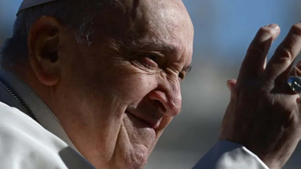 El Papa Francisco saluda a la multitud durante la audiencia general semanal el 20 de marzo de 2024 en la plaza de San Pedro en el Vaticano. Foto: AFP