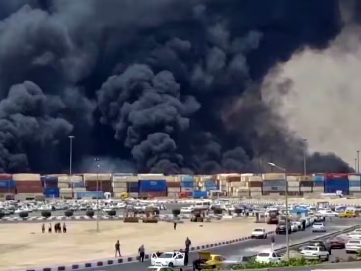 Explosión en puerto de Irán. Foto: EFE/EPA/IRIB HANDOUT. / IRIB HANDOUT (EFE)