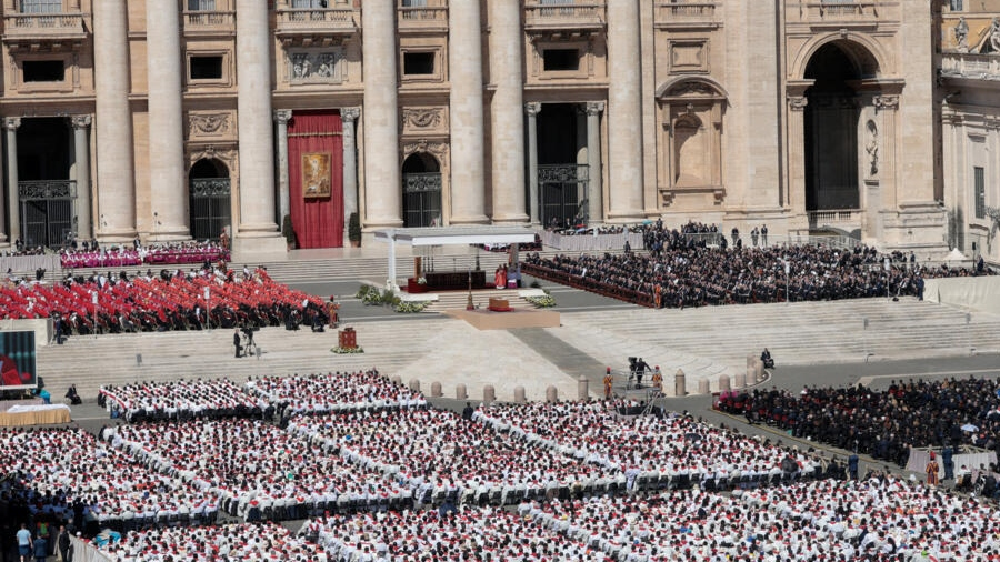 El cardenal Giovanni Battista Re oficia la misa funeral del Papa Francisco en la Plaza de San Pedro del Vaticano, el 26 de abril de 2025. Foto: Reuters/Remo Casilli
