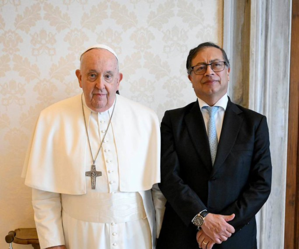 El presidente Gustavo Petro se reunió en el Palacio Apostólico del Vaticano con Su Santidad, el Papa Francisco. La audiencia privada duró cerca de 40 minutos. Foto: Colprensa