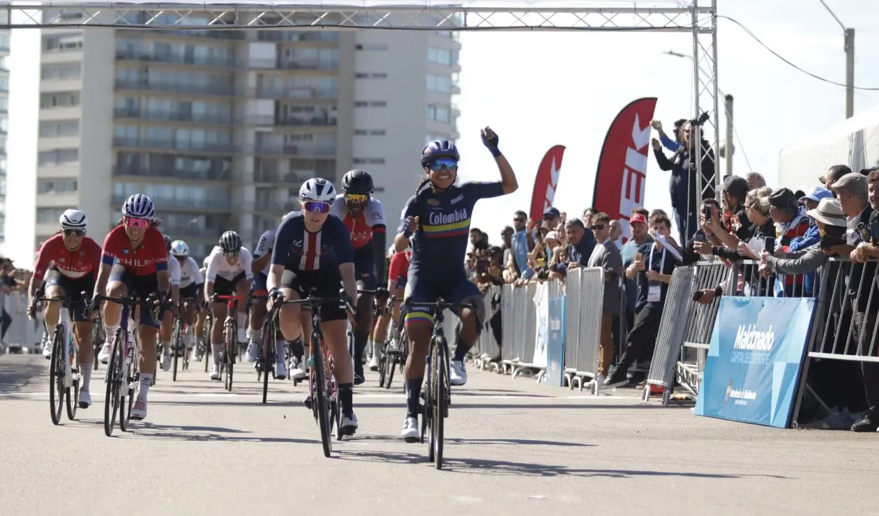 Juliana Londoño cruzando en el primer lugar de Panamericano de Ciclismo 2025 Foto: Fedeciclismo