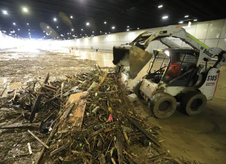 En el soterrado de Parques del Río los organismos de socorro removían material durante la mañana de este martes. Foto: Esneyder Gutiérrez / el colombiano