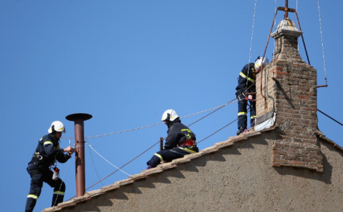 Instalación de la chimenea en la Capilla Sixtina marca inminente inicio del cónclave para elegir nuevo papa