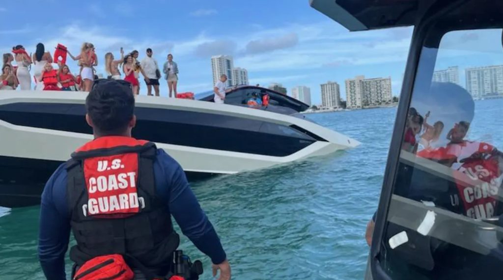 Yate de lujo con 32 influencers a bordo se fue a pique en Miami