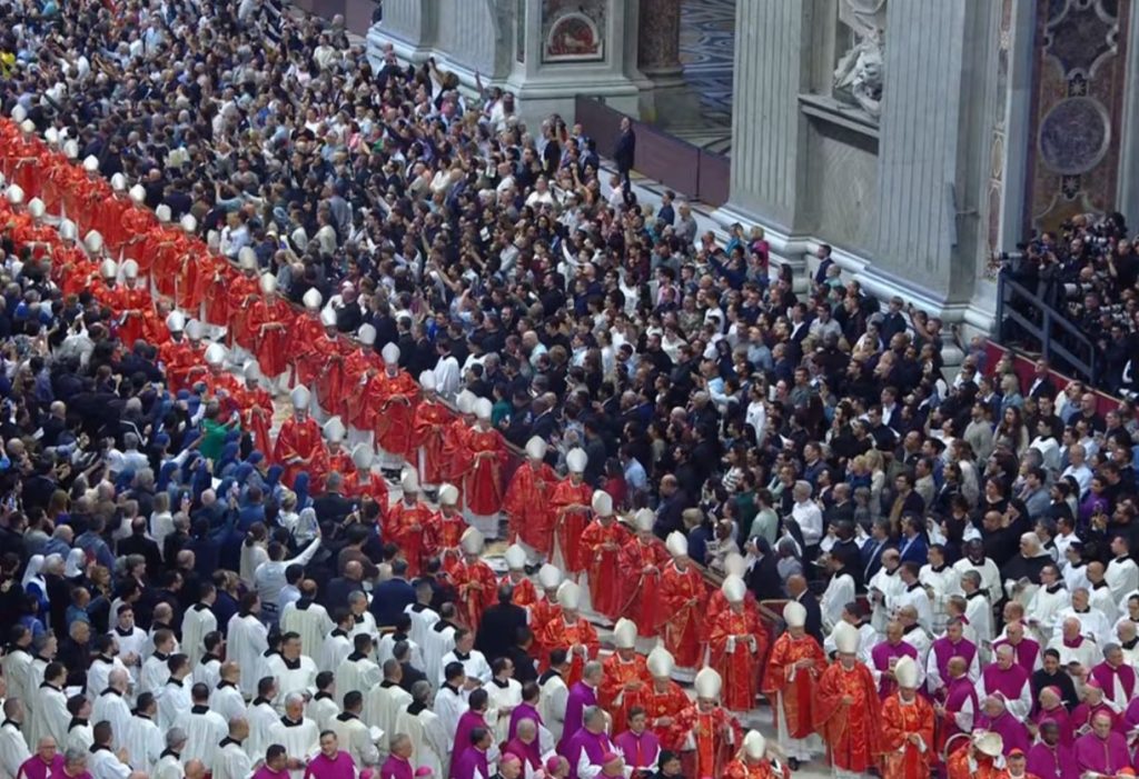 En medio de un clima de incertidumbre y llamados a la unidad inició el cónclave en el Vaticano