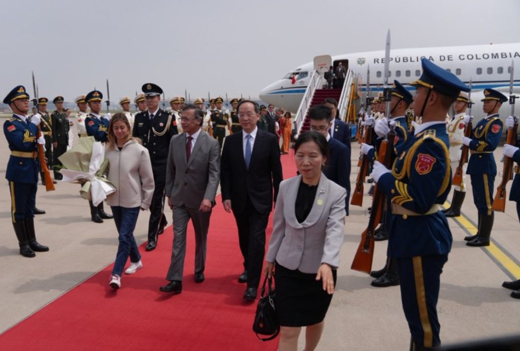 Petro llegó a China para fortalecer lazos comerciales y diplomáticos con China