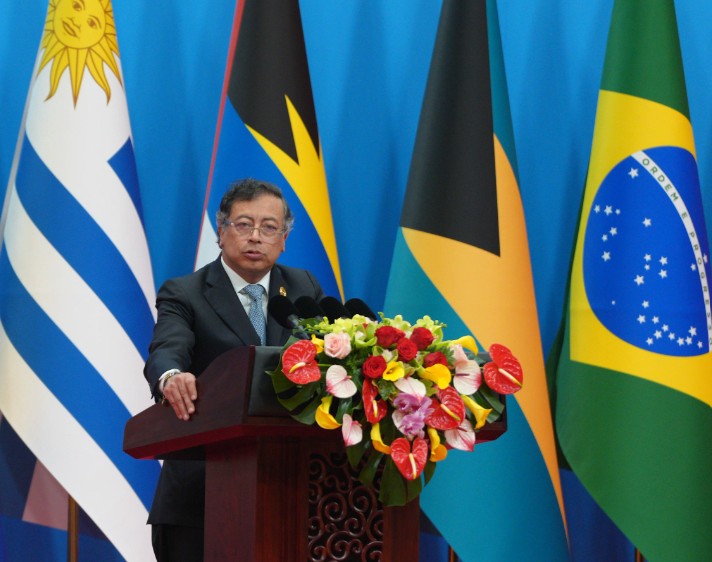 Petro critica lentitud en la descarbonización global y llama al diálogo civilizatorio en Pekín