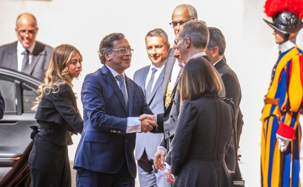 Petro ya está en el Vaticano para sostener reunión con el papa León XIV