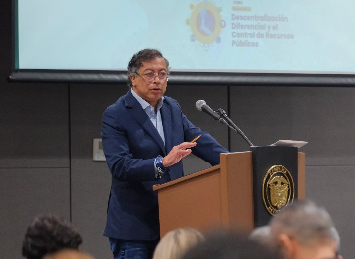 Petro insta a trabajadores colombianos en EE.UU. a manifestarse contra impuesto a las remesas