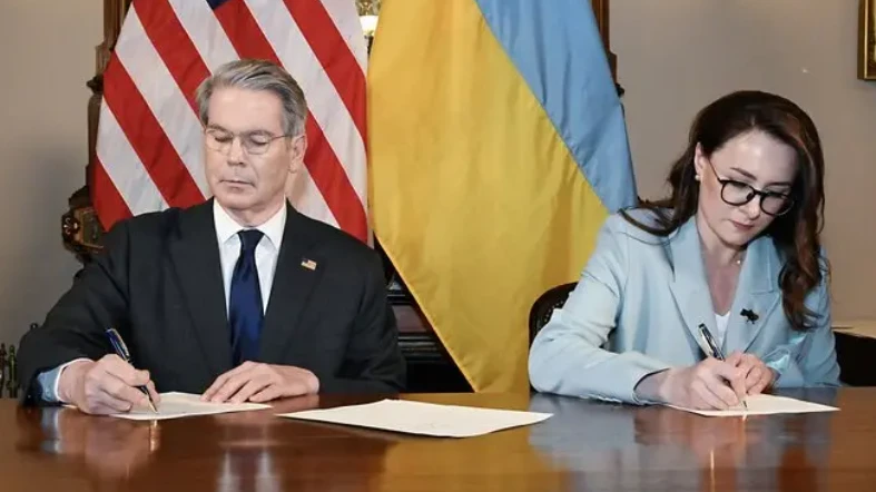 El secretario del Tesoro de Estados Unidos, Scott Bessent, y la viceprimera ministra ucraniana, Yulia Svyrydenko, firmaron el acuerdo el miércoles. Foto: Gobierno de EE.UU.