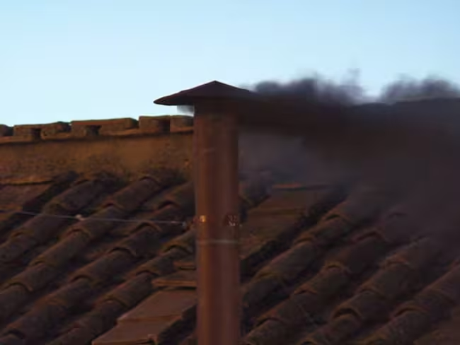 Humo negro en la chimenea de la Capilla Sixtina. Foto: Vatican News