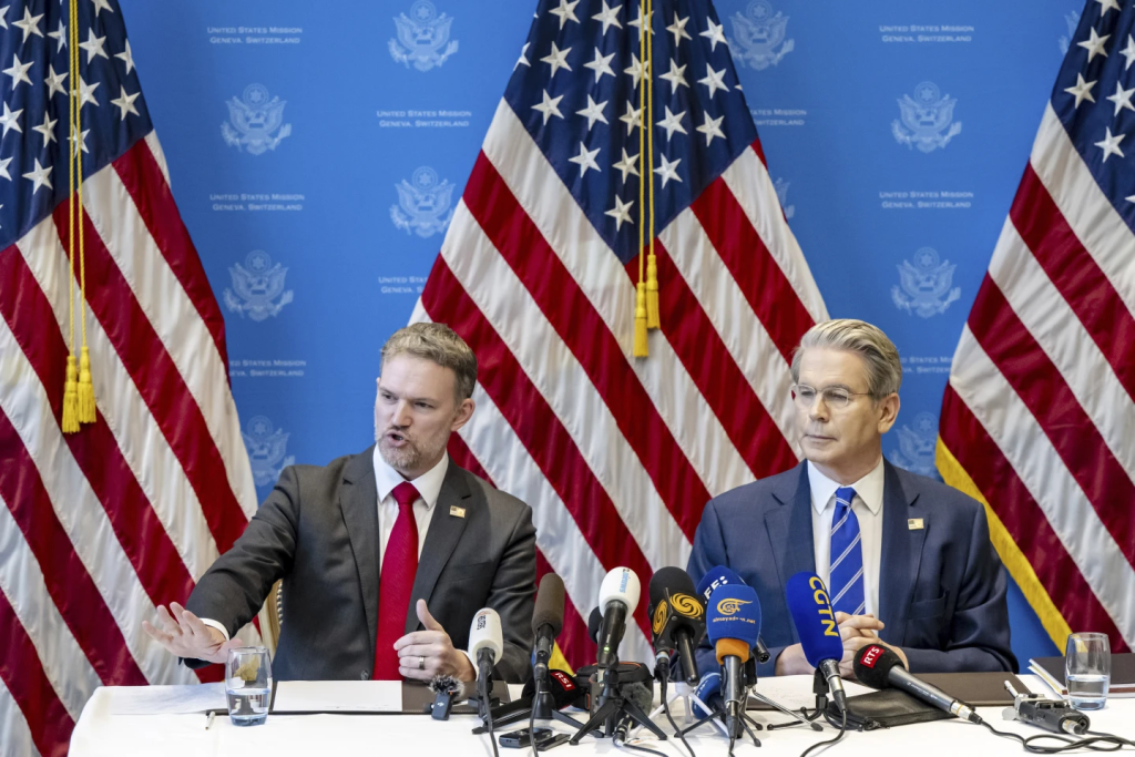 El representante de Comercio de EEUU, Jamieson Greer, a la izquierda, y el secretario del Tesoro de EEUU, Scott Bessent, participan en una conferencia de prensa tras dos días de conversaciones a puerta cerrada entre Estados Unidos y China en Ginebra, Suiza, el lunes 12 de mayo de 2025. Foto: (Jean-Christophe Bott/Keystone via AP)
