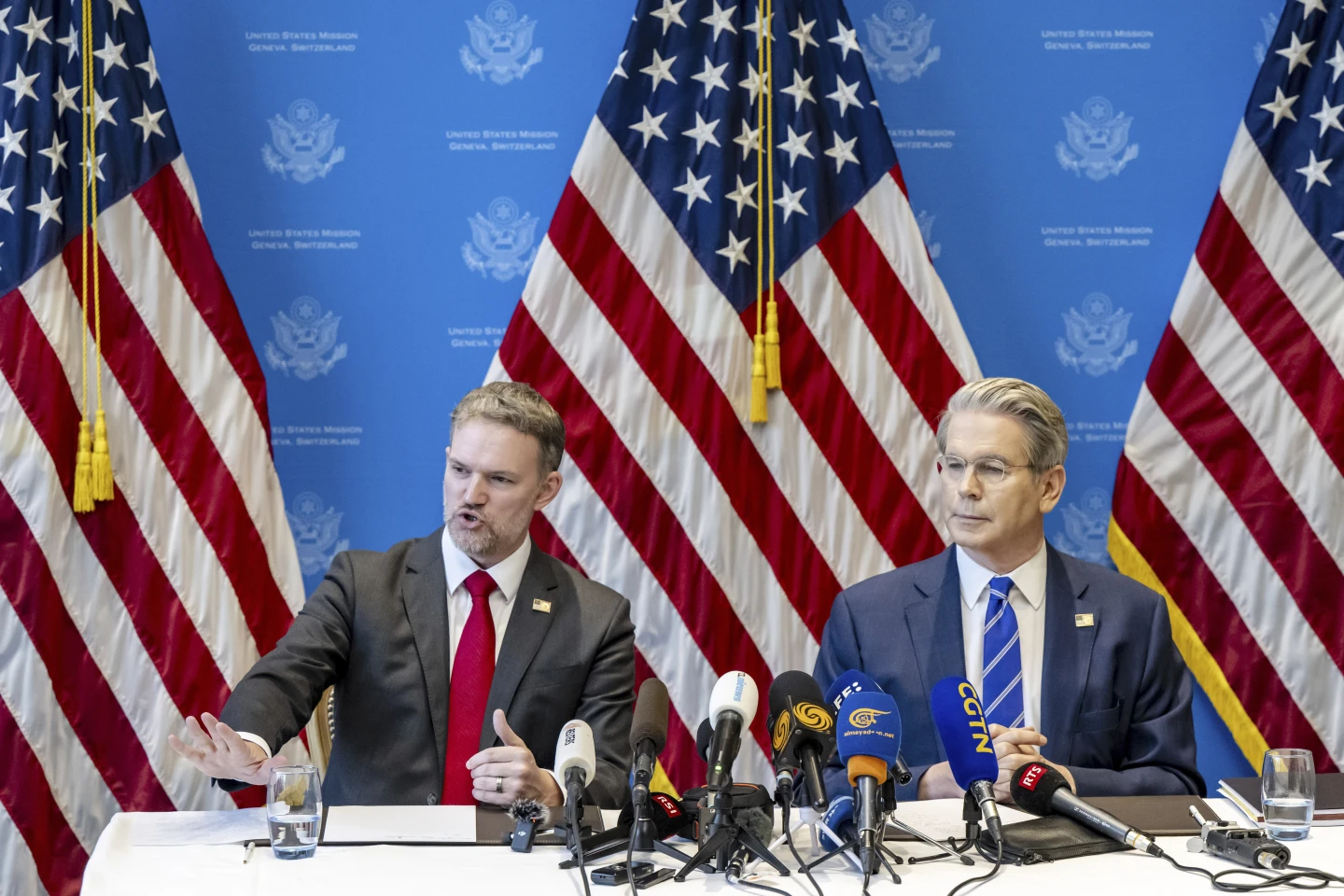 El representante de Comercio de EEUU, Jamieson Greer, a la izquierda, y el secretario del Tesoro de EEUU, Scott Bessent, participan en una conferencia de prensa tras dos días de conversaciones a puerta cerrada entre Estados Unidos y China en Ginebra, Suiza, el lunes 12 de mayo de 2025. Foto: (Jean-Christophe Bott/Keystone via AP)