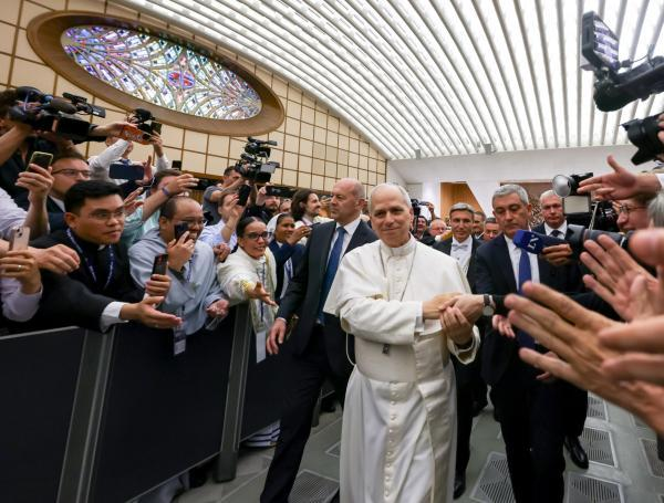 El papa León XIV saluda a los fieles durante una audiencia con medios de comunicación. Foto: EFE