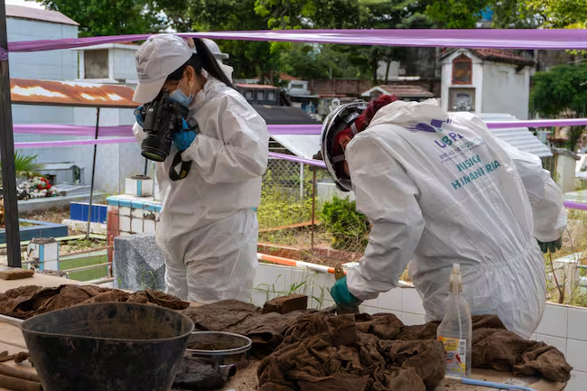 Trabajos forenses de la Unidad de Búsqueda en el Cementerio Central de Neiva. Foto Cortesía