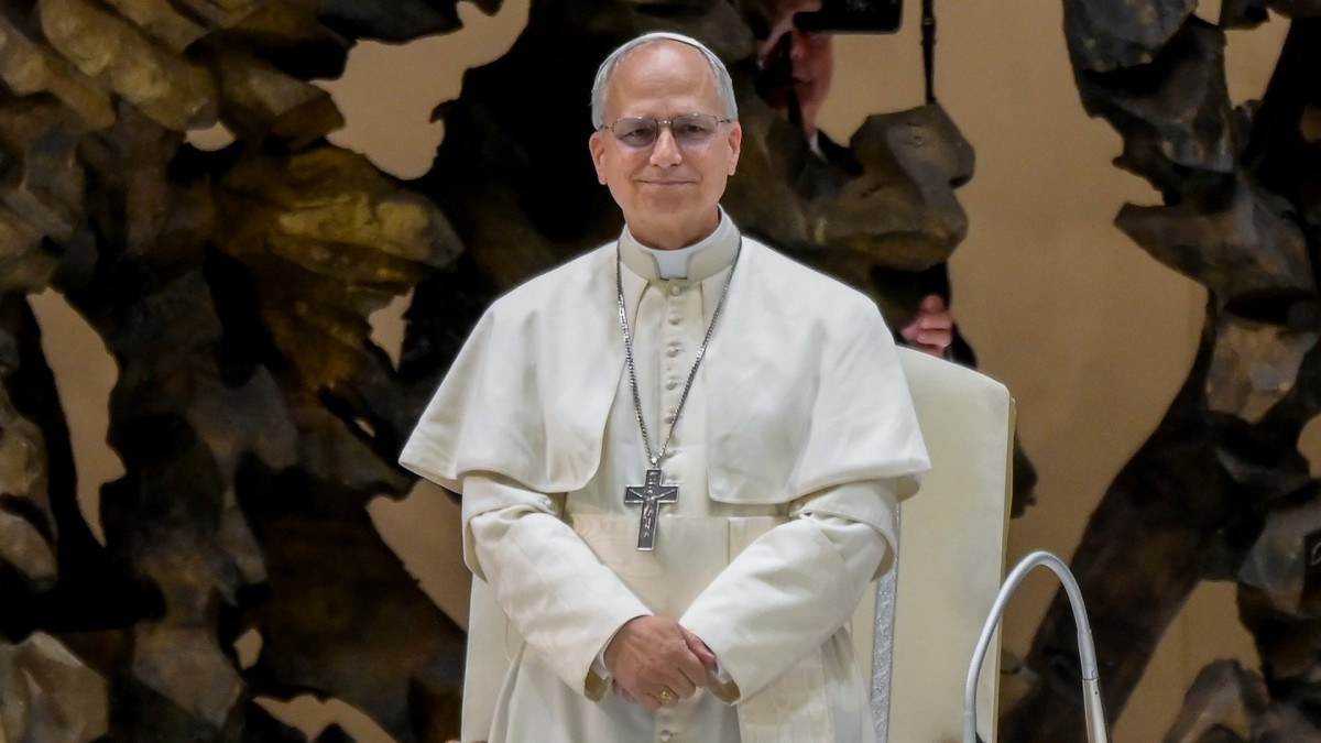El Papa León XIV aparece con una cruz plateada en un encuentro con la prensa el pasado 12 de mayo. Foto: Mario Cartelli / Zuma Press / ContactoPhoto