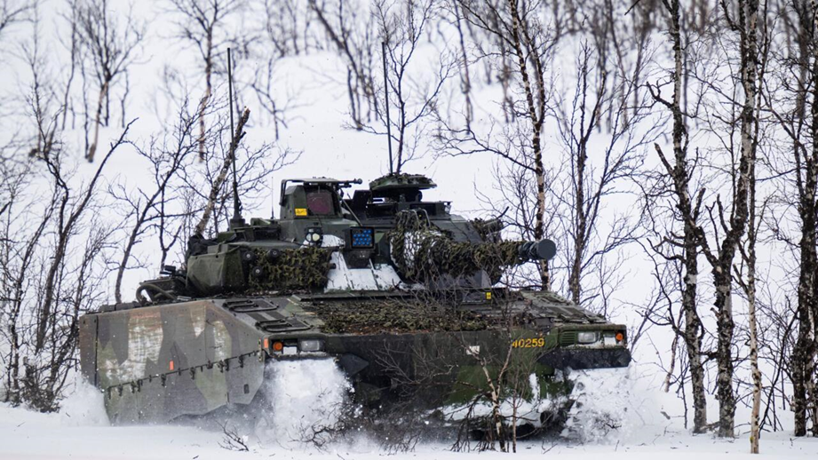 Archivo: un CV90 sueco se entrena en el norte de Noruega durante un ejercicio de la OTAN en marzo de 2024. Foto: Jonathan Nackstrand/AFP