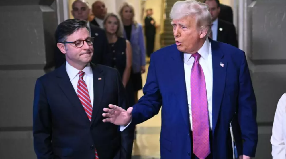 El presidente de EEUU, Donald Trump, llega al Congreso, en Washington, junto al presidente de la Cámara de Representantes, Mike Johnson (izq.), el 20 de mayo de 2025 © Mandel Ngan / AFP