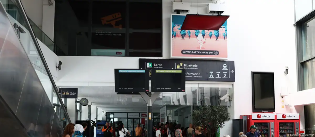 Las pantallas apagadas en la estación de trenes de Cannes fueron la tónica durante el 24 de mayo. Foto: Sameer Al-Doumy/AFP