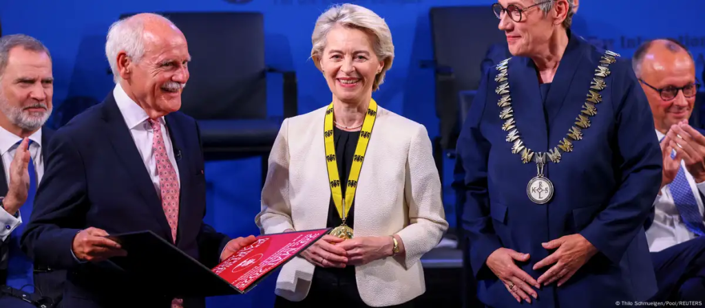 Von der Leyen durante la ceremonia. Foto: Thilo Schmuelgen/Pool/REUTERS