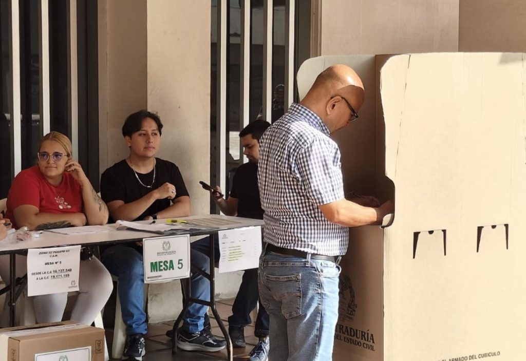 Ocho partidos políticos advierten que consulta popular por decreto sería “un golpe al Estado”