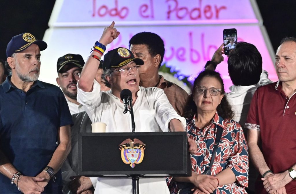 Expertos constitucionales advierten que consulta popular por decreto es jurídicamente inviable