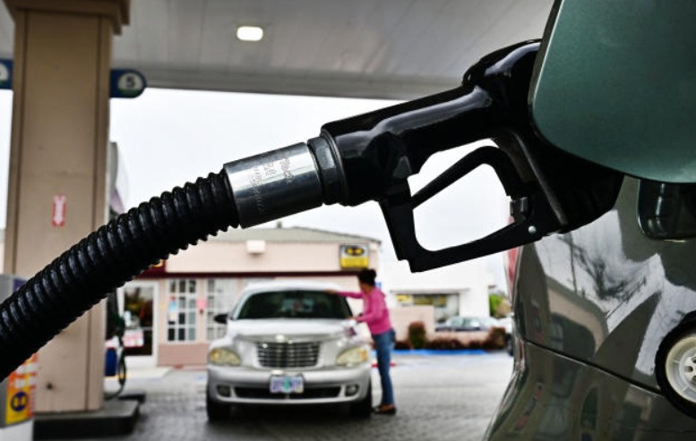 Conflicto entre Israel e Irán dispara el precio del petróleo: gasolina en EE.UU. podría alcanzar los USD 5 por galón