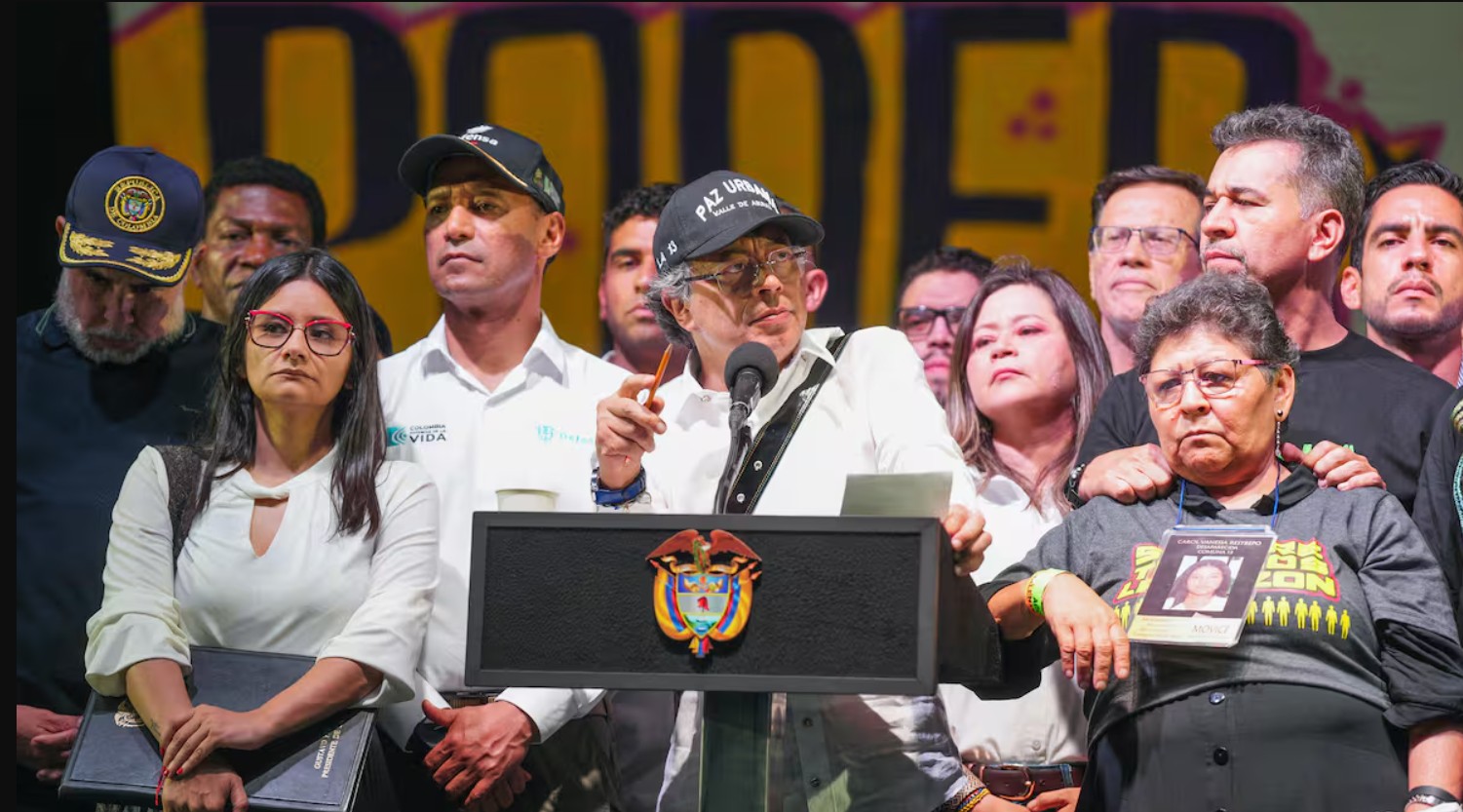 Así justificó Petro la presencia de cabecillas criminales en la tarima de acto público en Medellín