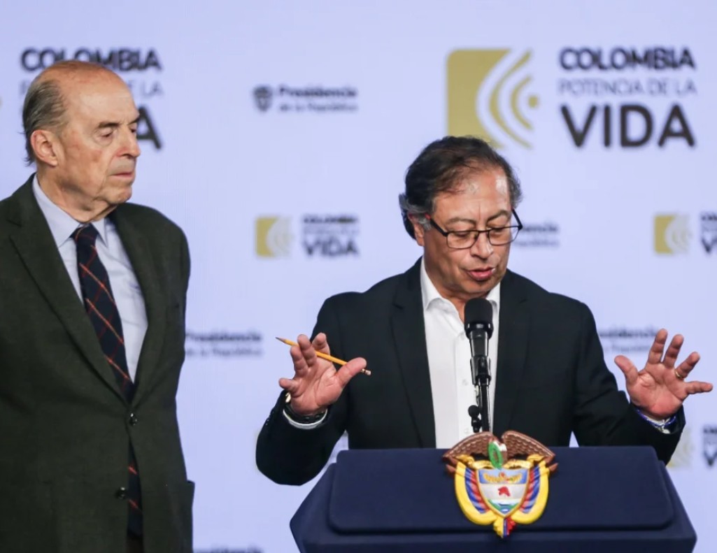 Petro alude a Leyva en un extenso trino 'madrugador' y pide estar alerta por una denuncia en su contra