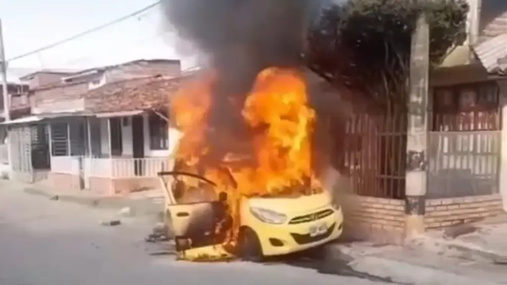 Quema de vehículos en Tuluá. Foto: captura de pantalla - bluradio