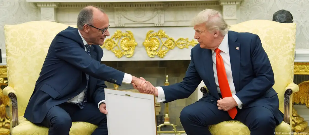 El canciller alemán Friedrich Merz con el presidente estadounidense Donald Trump en la Casa Blanca Foto: Evan Vucci/AP/picture alliance