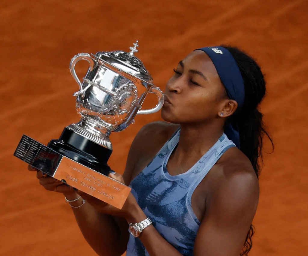 Coco Gauff de Estados Unidos celebra con el trofeo tras ganar la final individual femenina contra la bielorrusa Aryna Sabalenka Foto: Reuters