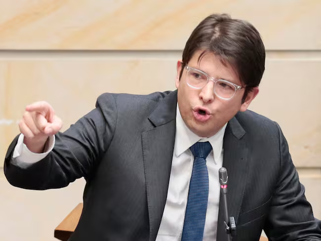 Fotografía de archivo del 20 de Junio de 2025 del senador Miguel Uribe en el Congreso colombiano en Bogotá (Colombia). Foto: EFE/ Carlos Ortega ARCHIVO / Carlos Ortega (EFE)