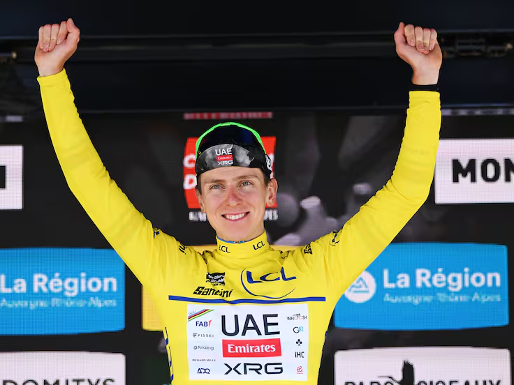 Tadej Pogacar luce la camiseta amarilla como primer líder del Critérium Dauphiné. Foto: Dario Belingheri/Getty Images) / Dario Belingheri