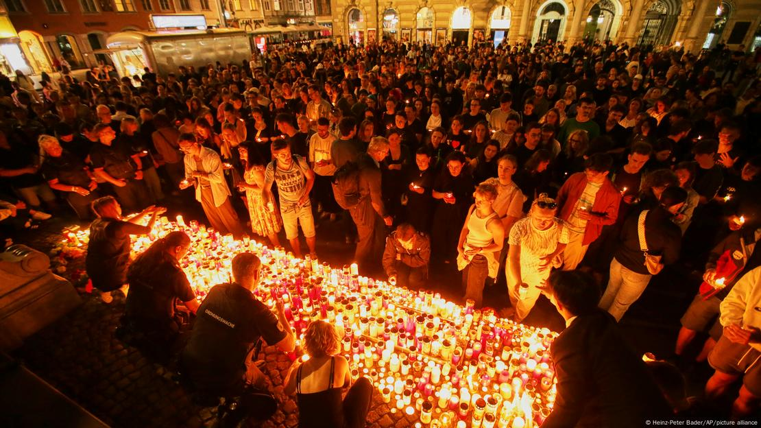 La gente depositó flores la noche luego del tiroteo en Graz. (10.06.2025). Foto: Heinz-Peter Bader/AP/DW