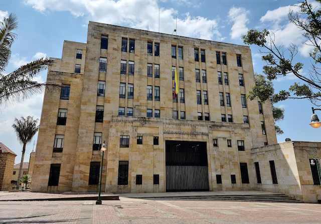 Los economistas consultados afirman que el Ejecutivo debería implementar recortes superiores a los 30 billones Foto: REUTERS/Luis Jaime Acosta