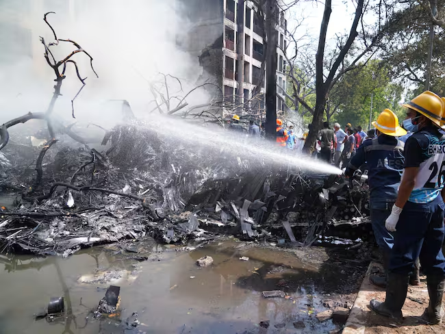 Bomberos y equipos de rescate en el sitio del choque en India. FOTO: EFE/EPA/SIDDHARAJ SOLANKI / SIDDHARAJ SOLANKI (EFE)