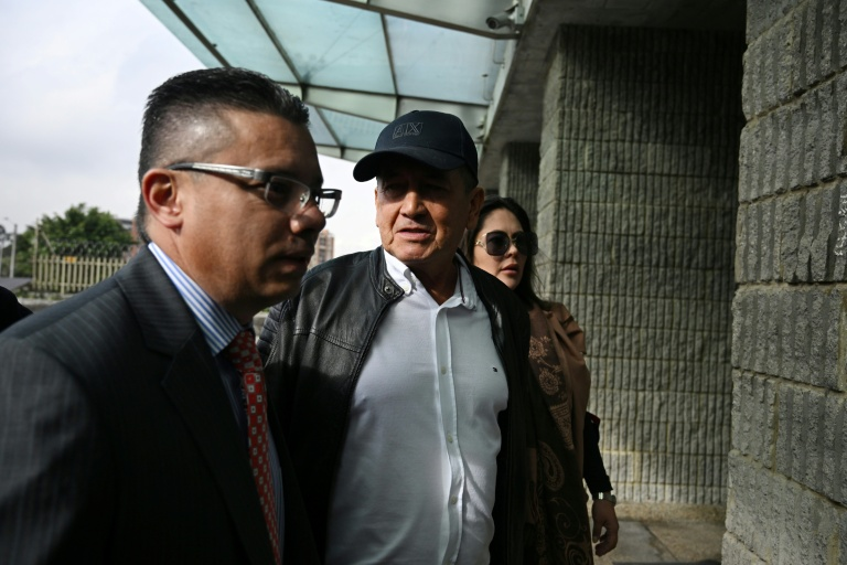 El exciclista colombiano Luis Herrera (c) ingresando a una sede de la fiscalía en Bogot Foto: Raul ARBOLEDA/ barrons