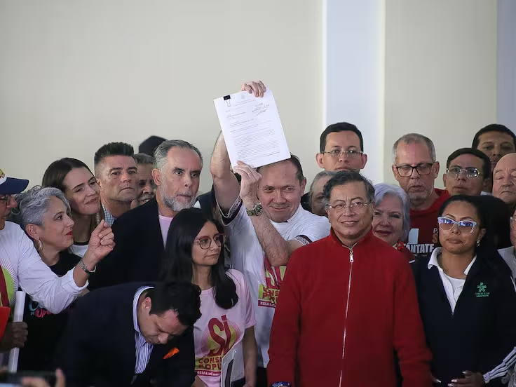 Momento en que fue radicada la consulta popular del Gobierno Petro Foto: caracol radio