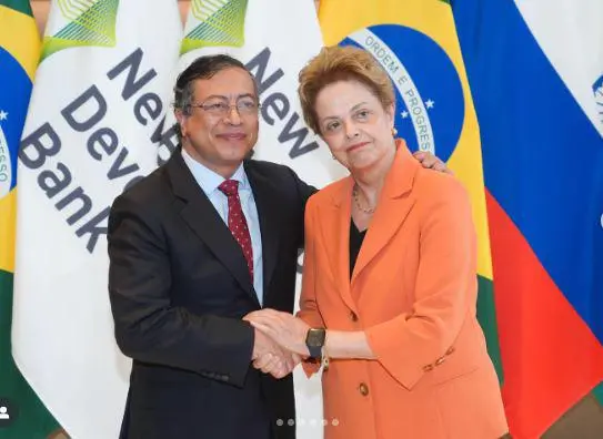 El presidente de Colombia, Gustavo Petro, y Dilma Rousseff, presidenta del Nuevo Banco de Desarrollo y expresidenta de Brasil. FOTO: Presidencia.