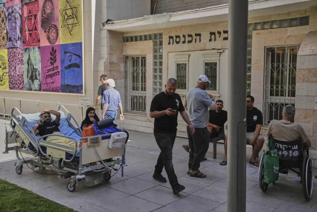 Los ataques con misiles iraníes dejaron al menos 240 personas heridas Foto: ap