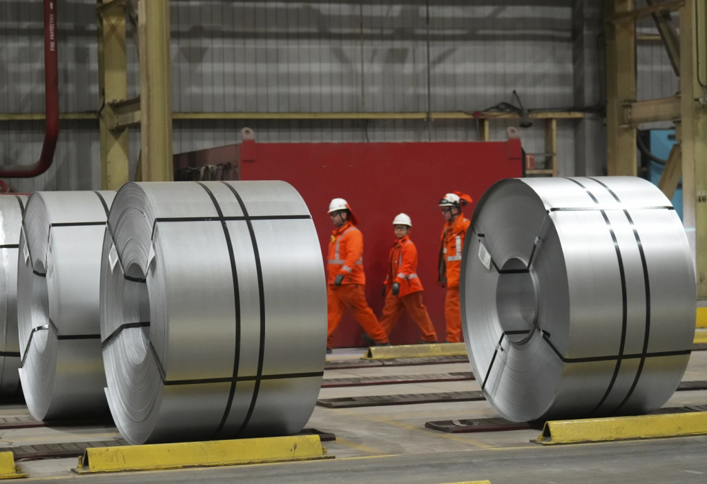 Trabajadores de la industria del acero en la planta de ArcelorMittal Dofasco, en Hamilton, Canadá, el miércoles 12 de marzo de 2025. Foto: Nathan Denette /The Canadian Press vía AP
