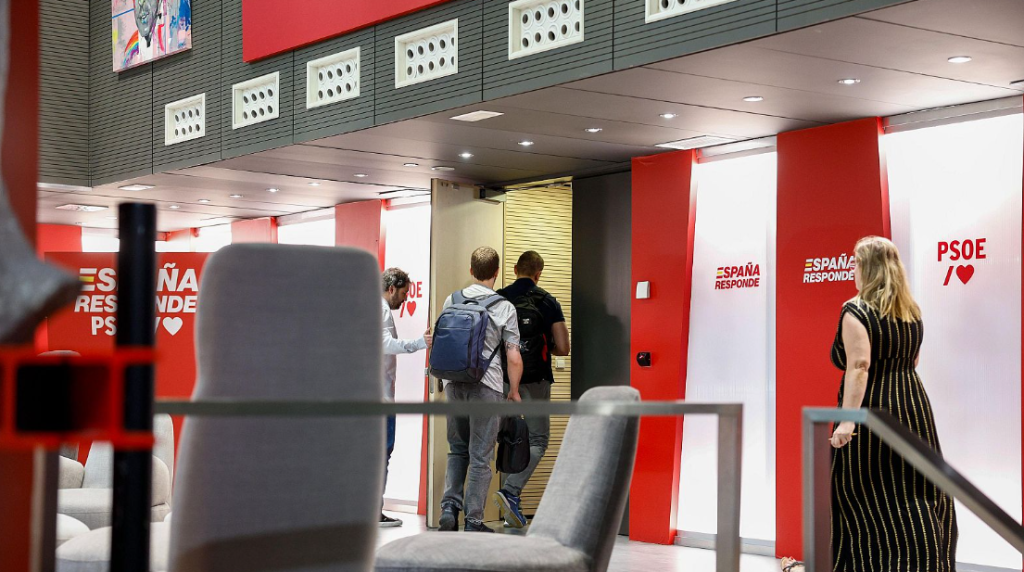 La Unidad Central Operativa (UCO) de la Guardia Civil ejecutó este viernes diversas diligencias judiciales en la sede del Partido Socialista Obrero Español (PSOE) Foto: EFE/Rodrigo Jiménez