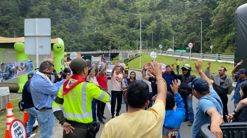 Las autoridades mantienen activos los protocolos de seguridad y asistencia vial durante todo el período festivo Foto: X @TransitoPolicia