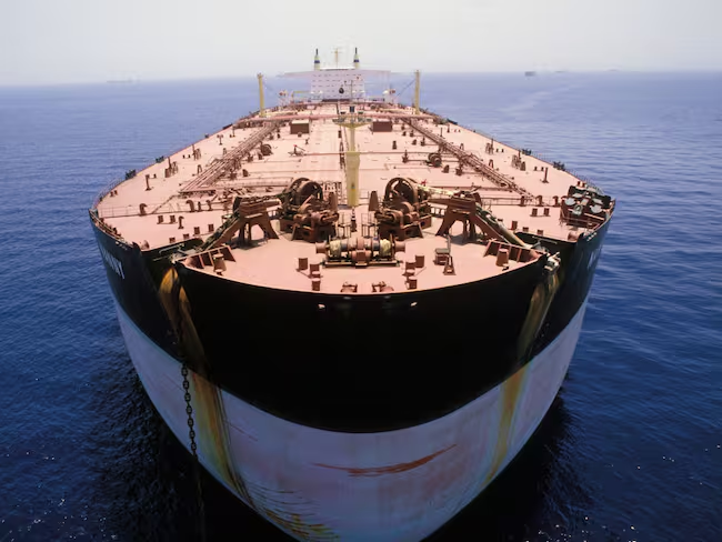 Barco petrolero pasa por el estrecho de Ormuz en 1984. Foto: Getty Images. / Chip HIRES