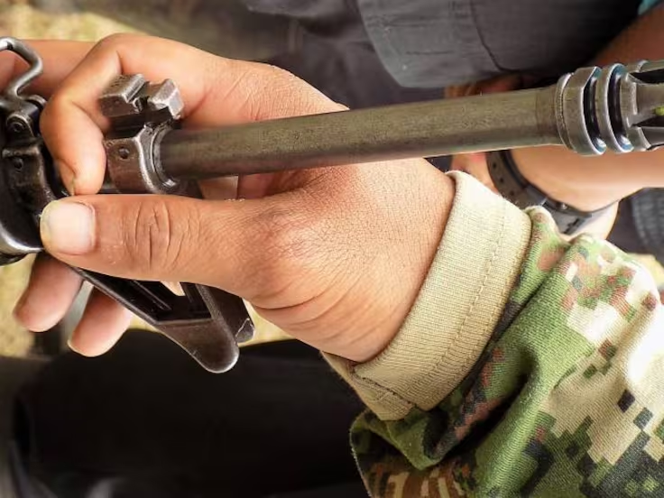 Las autoridades han habilitado la línea telefónica 141 para recibir denuncias sobre casos de reclutamiento de niños, niñas y adolescentes Foto: Colprensa.