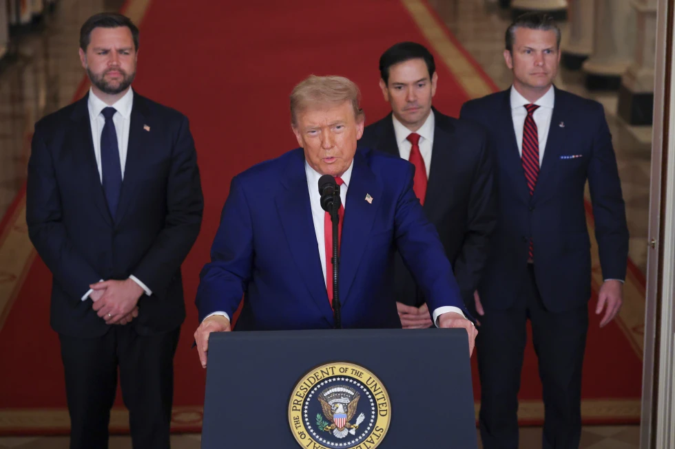 El presidente de Estados Unidos, Donald Trump, habla desde la Sala Este de la Casa Blanca en Washington, el sábado 21 de junio de 2025 después de que el Ejército estadounidense golpeara tres instalaciones nucleares y militares iraníes. Foto: Carlos Barria/Pool via AP