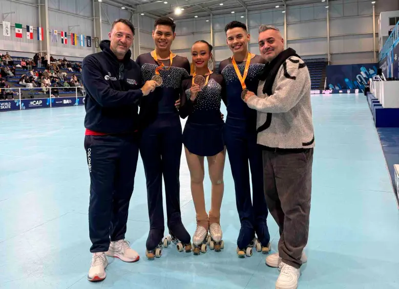 El técnico Enrique Da Matta, con los medallistas de Colombia: Jeshua Folleco Garzón, Hannah Castillo y Brayan Carreño. F OTO CORTESÍA